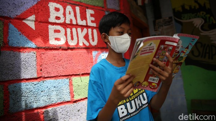 Sebuah pos ronda di kawasan Cakung, Jakarta, disulap menjadi perpustakaan mini. Hal itu dilakukan demi meningkatkan literasi anak-anak.