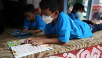 Hal itu dilakukan untuk meningkatkan literasi anak-anak di lingkungan tersebut.