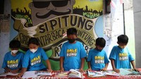 Tak hanya berisi buku-buku, ornamen di perpustakaan Bale Buku juga ditambah dengan seruan gemar membaca seperti mural.