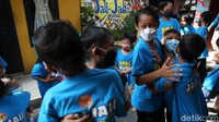 Anak-anak bahkan mengenakan kaos yang seragam sebagai bentuk kekompakan.