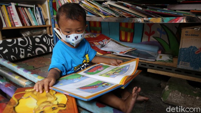 Keren! Pos Ronda Ini Disulap jadi Perpustakaan Mini Sebuah pos ronda di kawasan Cakung, Jakarta, disulap menjadi perpustakaan mini. Hal itu dilakukan demi meningkatkan literasi anak-anak.