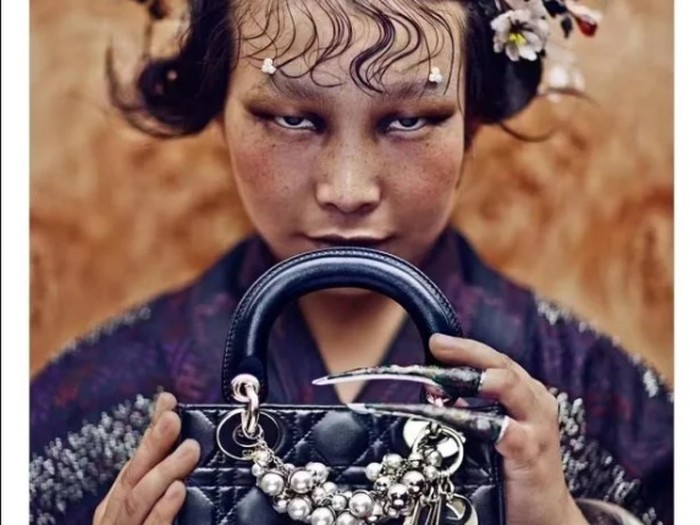 Pemotretan Dior yang memicu kontroversi karena dianggap merendahan wanita Asia. (Foto: Dok. Twitter)