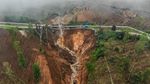 Terkini! Foto-foto Longsor di Jalur Wisata Derajat Pass