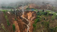 Sebelumnya, tanah longsor yang terjadi pada Jumat (19/11/2021) sore. 