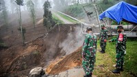 Tanah longsor tersebut membuat akses menuju Kawah Derajat terputus.