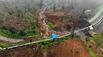 Terkini! Foto-foto Longsor di Jalur Wisata Derajat Pass
