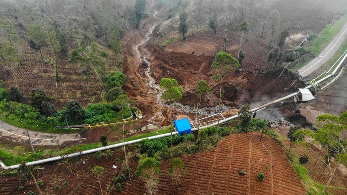 Foto udara di sekitar lokasi tanah longsor yang memutus jalan utama di Kawasan Wisata Darajat Pass, Kabupaten Garut, Jawa Barat, Sabtu (20/11/2021). Tanah longsor yang terjadi pada Jumat (19/11/2021) sore tersebut menyebabkan akses menuju Kawah Darajat terputus dan puluhan hektare lahan pertanian rusak. ANTARA FOTO/Raisan Al Farisi/wsj.
