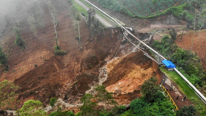 LONGSOR DI JALUR WISATA DARAJAT PASS Foto udara di sekitar lokasi tanah longsor yang memutus jalan utama di Kawasan Wisata Darajat Pass, Kabupaten Garut, Jawa Barat, Sabtu (20/11/2021). Tanah longsor yang terjadi pada Jumat (19/11/2021) sore tersebut menyebabkan akses menuju Kawah Darajat terputus dan puluhan hektare lahan pertanian rusak. ANTARA FOTO/Raisan Al Farisi/wsj.