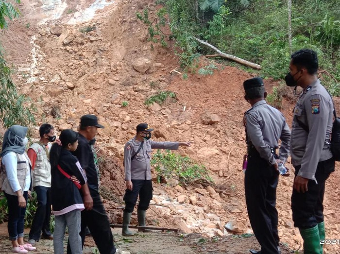 Longsor di Ponorogo Tutup Akses Jalan Penghubung Desa, Puluhan Warga Terisolir
