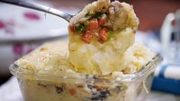 Pastel tutup merupakan jenis camilan klasik yang tak pernah membosankan. Isiannya ada sayuran, daging ayam, dan suun. Kemudian isian ini dibalut lumatan kentang. Resep pastel tutup bisa kamu intip di sini. Foto: Tastemade 