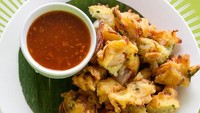 Cucur udang alias bakwan udang adalah camilan gurih favorit di Malaysia. Rasanya makin enak dicocol ke saus sambal yang pedas asam. detikfood punya resep cucur udang seperti berikut ini. Foto: iStock 