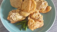Kalau bosan tahu goreng biasa, cuma bikin tahu walik aci yang gurih renyah ini. Bahan utamanya adalah tahu sumedang goreng. Untuk isiannya memakai aci dan bumbu seperti bawang putih dan kaldu jamur yang bikin rasanya makin enak. Begini bahan dan cara membuat tahu walik. Foto: detikfood