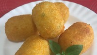 Kroket merupakan camilan klasik yang punya banyak penggemar. Kamu bisa bikin sendiri  kroket kentang isi ragout ayam dengan resep ini. Bahan utamanya ada kentang tua dan isian seperti daging ayam rebus, wortel, dan bawang bombai. Begini cara bikinnya. Foto: detikfood