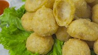 Bakso bukan hanya bakso sapi yang berkuah saja. Untuk camilan kamu bisa bikin bakso ayam kopong yang nikmat ini. Bahan utamanya daging ayam giling dan tepung bakso. Intip bahan dan cara membuatnya di sini. Foto: YouTube Yongki Gunawan