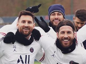 Aneh Nggak, Lihat Messi dan Ramos Oper-operan?