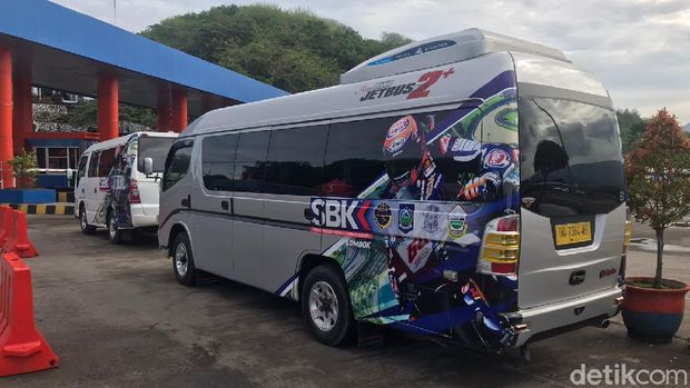 Minibus untuk angkut penumpang ke Sirkuit Mandalika