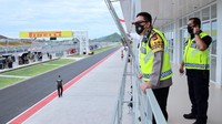 Sabtu (20/11/2021) pagi, Kapolda NTB Irjen Mohammad Iqbal mendatangi venue WSBK. Sebelum acara dimulai, Iqbal mengecek keamanan di area lintasan balap, panggung paddock show dan bertemu pihak penyelenggara.