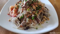 Adi secara rutin mendatangkan mie lethek dari Srandakan, Bantul, Yogyakarta. Mie lethek dikirimkan dalam keadaan kering sehingga bisa disimpan dalam jangka waktu lama meskipun diolah tanpa tambahan bahan pengawet. Foto: detikFood/Devi S. Lestari
