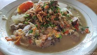 Soal rasa, mie lethek ini dominan gurih asin. Irisan daging ayam kampung, ati, ampela hingga kulit ayam menyumbang rasa gurih tambahan.  Foto: detikFood/Devi S. Lestari