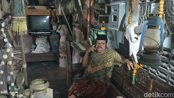 Museum tersebut berada di rumah Sutarji, di Desa Aryojeding, Kecamatan Rejotangan, Tulungagung. Nama Sutarji cukup dikenal di kampungnya, sehingga kebetulan menemukan rumahnya, meski berada di sebuah geng kecil. Museum tersebut berada di rumah Sutarji, di Desa Aryojeding, Kecamatan Rejotangan, Tulungagung. Nama Sutarji cukup dikenal di kampungnya, sehingga kebetulan menemukan rumahnya, meski berada di sebuah geng kecil.