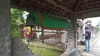 Kesan mistis dan horor langsung terlihat saat detikcom mendatangi rumah Sutarji. Sebuah keranda mayat tua, digantung di atas jembatan di depan rumah. Memasuki area dalam rumah, tampak berjajar dari benda-benda kuno. Dari sekian banyak benda unik di museum pribadi tersebut, pria 64 tahun ini memiliki jumlah koleksi yang tergolong aneh, seperti tali pocong dan keranda mayat.