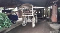 Benda aneh lain yang banyak dijumpai adalah keranda mayat. Sutarji mengaku memiliki koleksi 5 unit keranda mayat. Sebagian didapatkan dari wilayah Tulungagung dan satu keranda mayat didapat dari Kecamatan Wlingi Blitar.