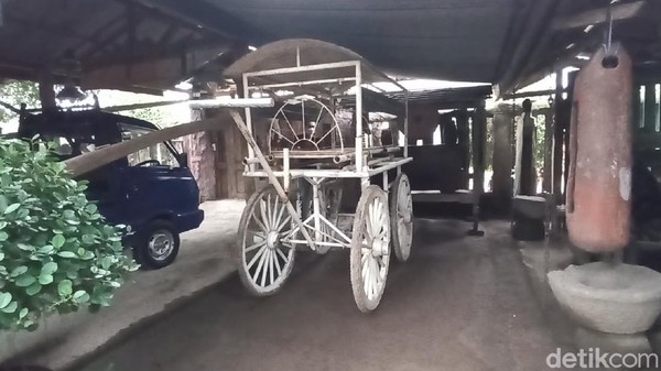 Benda aneh lain yang banyak dijumpai adalah keranda mayat. Sutarji mengaku memiliki koleksi 5 unit keranda mayat. Sebagian didapatkan dari wilayah Tulungagung dan satu keranda mayat didapat dari Kecamatan Wlingi Blitar. Benda aneh lain yang banyak dijumpai adalah keranda mayat. Sutarji mengaku memiliki koleksi 5 unit keranda mayat. Sebagian didapatkan dari wilayah Tulungagung dan satu keranda mayat didapat dari Kecamatan Wlingi Blitar.