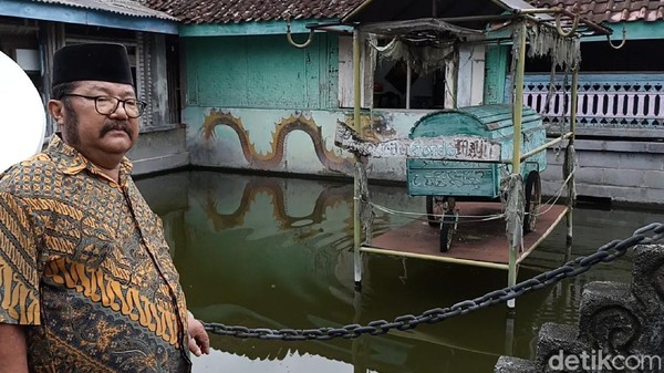 Seorang warga Tulungagung hobi mengumpulkan benda mistis, aneh dan antik. Beberapa koleksinya tergolong aneh diantaranya tali pocong dan keranda mayat. Seorang warga Tulungagung hobi mengumpulkan benda mistis, aneh dan antik. Beberapa koleksinya tergolong aneh diantaranya tali pocong dan keranda mayat.
