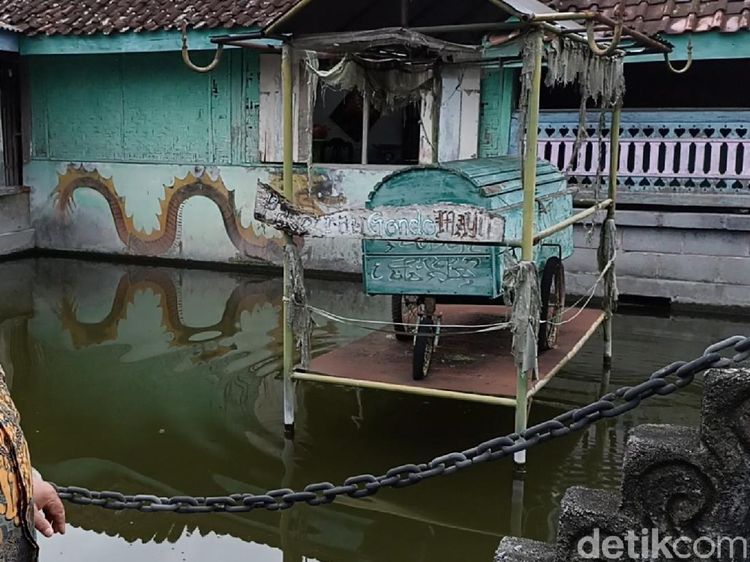 Museum di Tulungagung Ini Pamerkan Tali Pocong hingga Keranda