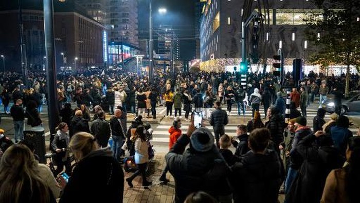 Demonstrators take part in a protest against a partial coronavirus lockdown and against the government policy on Coolsingel street on November 19, 2021 in the port city of Rotterdam. - 
