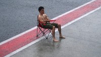 Selanjutnya ada, pebalap Yamaha Parkingo Team Manuel Gonzales yang berpose duduk di depan paddock.