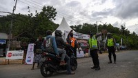 Selain melakukan pengamanan, polisi juga mengarahkan pengendara motor untuk mencari jalan lain.