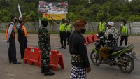 Anggota Polisi berjaga di pos penyekatan kendaraan, Kuta Mandalika, Lombok Tengah, Nusa Tenggara Barat, Sabtu (20/11/2021).