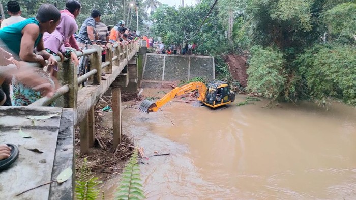 Pemkab Trenggalek Bongkar Timbunan Rumpun Bambu di Jembatan
