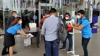 Yang tidak membuat tangan menjadi kering, melainkan membuat kulit lembut karena mengandung vit E dan aloe vera. Dibuat menggunakan alcohol food grade, dan essential oils yang diracik khusus untuk memberikan aroma yang menenangkan pikiran.
