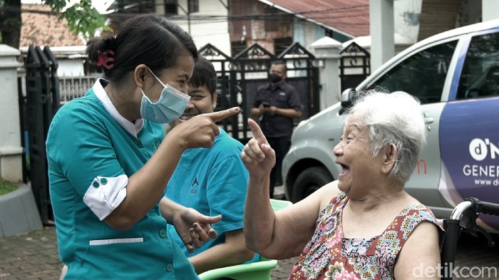 Perawat Lansia di Kanopi Nursing Home sedang bercanda dengan salah satu oma