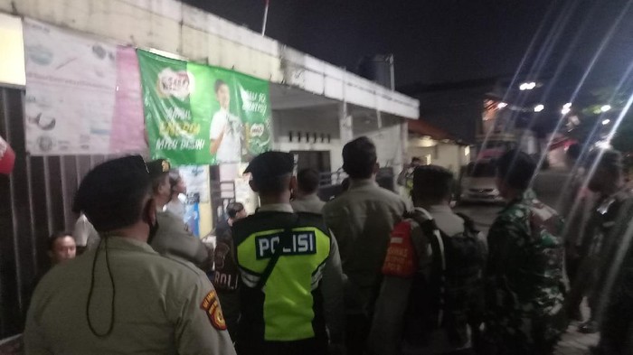 Polisi mengamankan bentrok ormas FBR vs Pemuda Pancasila di Pasar Lembang, Ciledug, Tangerang, Jumat (19/11/2021) malam.