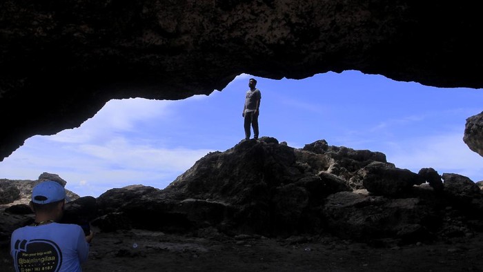 POTENSI SEKTOR PARIWISATA DI PERBATASAN INDONESIA-AUSTRALIA Sejumlah wisatawan berkunjung ke Pantai Batu Pintu di Desa Bo'A, Kecamatan Rote Barat, Kabupaten Rote Ndao, NTT, Sabtu (20/11/2021). Dinas Pariwisata Kabupaten Rote Ndao tengah mengembangkan sejumlah lokasi wisata laut yang berbatasan langsung dengan perairan Australia. ANTARA FOTO/Kornelis Kaha/wsj.