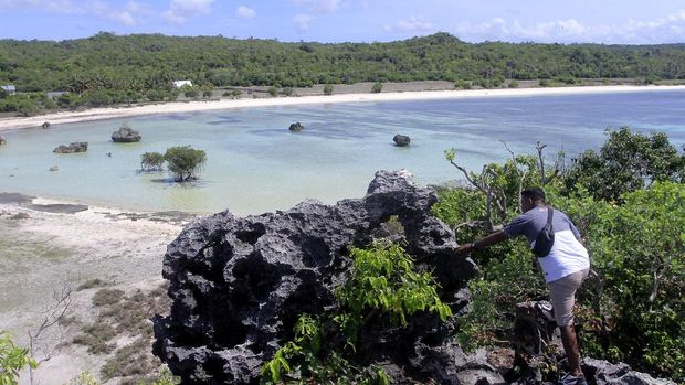 Sejumlah wisatawan berkunjung ke Pantai Batu Pintu di Desa Bo'A, Kecamatan Rote Barat, Kabupaten Rote Ndao, NTT, Sabtu (20/11/2021). Dinas Pariwisata Kabupaten Rote Ndao tengah mengembangkan sejumlah lokasi wisata laut yang berbatasan langsung dengan perairan Australia. ANTARA FOTO/Kornelis Kaha/wsj.