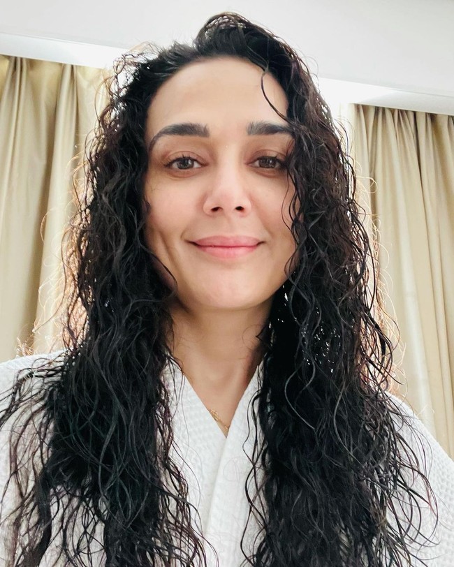 Halo semuanya, aku ingin membagikan kabar luar biasa dengan kalian semua. Gene dan aku sangat senang dan hati kami dipenuhi dengan banyak rasa syukur dan cinta selagi kami menyambut anak kembar kami, Jai Zinta Goodenough dan Gia Zinta Goodenough dalam keluarga kami, tulis wanita 46 tahun itu.Foto: Instagram @realpz