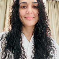 Halo semuanya, aku ingin membagikan kabar luar biasa dengan kalian semua. Gene dan aku sangat senang dan hati kami dipenuhi dengan banyak rasa syukur dan cinta selagi kami menyambut anak kembar kami, Jai Zinta Goodenough dan Gia Zinta Goodenough dalam keluarga kami, tulis wanita 46 tahun itu.Foto: Instagram @realpz