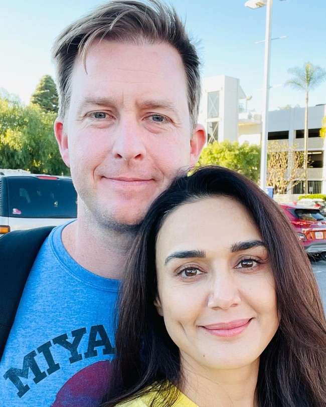 Dalam postingan terbaru, pemain film Koi... Mil Gaya tersebut membagikan kebahagiannya atas kelahiran Jai dan Gia. Berfoto bersama sang suami, Preity mengaku tak sabar menantikan fase baru dalam hidupnya yang kini telah diberi putra dan putri. Foto: Instagram @realpz