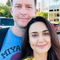 Dalam postingan terbaru, pemain film Koi... Mil Gaya tersebut membagikan kebahagiannya atas kelahiran Jai dan Gia. Berfoto bersama sang suami, Preity mengaku tak sabar menantikan fase baru dalam hidupnya yang kini telah diberi putra dan putri. Foto: Instagram @realpz