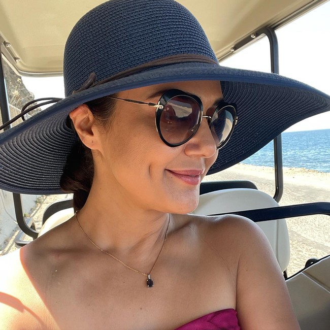 Aku berterima kasih dari hati untuk para dokter, perawat, dan ibu pengganti kami yang menjadi bagian dari perjalanan luar biasa ini. Banyak cinta dan cahaya dari Gene, Preity, Jai, dan Gia, lanjut Preity Zinta.Foto: Instagram @realpz