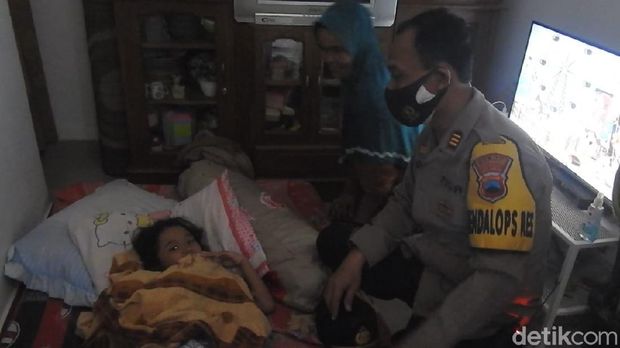Putri Olivia Soedarmaji (9) terbaring di rumah saudaranya, Desa Pagentan, Banjarnegara, Sabtu (20/11/2021).
