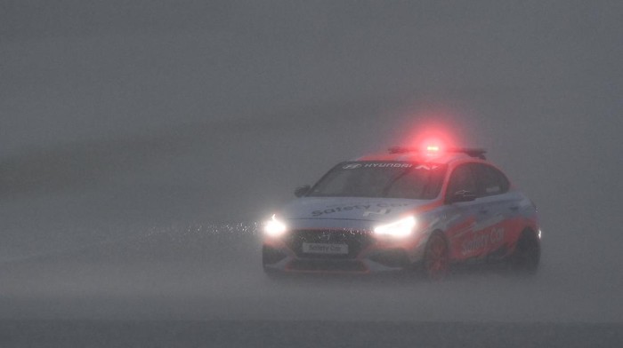 Safety Car melakukan inspeksi lintasan saat hujan mengguyur Pertamina Mandalika International Street Circuit, Lombok Tengah, Nusa Tenggara Barat (NTB), Sabtu (20/11/2021). Race 1 WorldSBK resmi ditunda karena cuaca buruk dan akan digelar pada Minggu 21 November 2021 pukul 11.00 WITA. ANTARA FOTO/Sigid Kurniawan/foc.