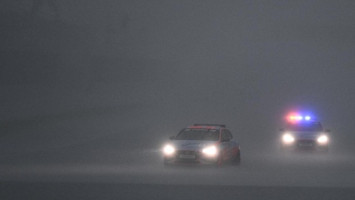 Safety Car melakukan inspeksi lintasan saat hujan mengguyur Pertamina Mandalika International Street Circuit, Lombok Tengah, Nusa Tenggara Barat (NTB), Sabtu (20/11/2021). Race 1 WorldSBK resmi ditunda karena cuaca buruk dan akan digelar pada Minggu 21 November 2021 pukul 11.00 WITA. ANTARA FOTO/Sigid Kurniawan/foc.