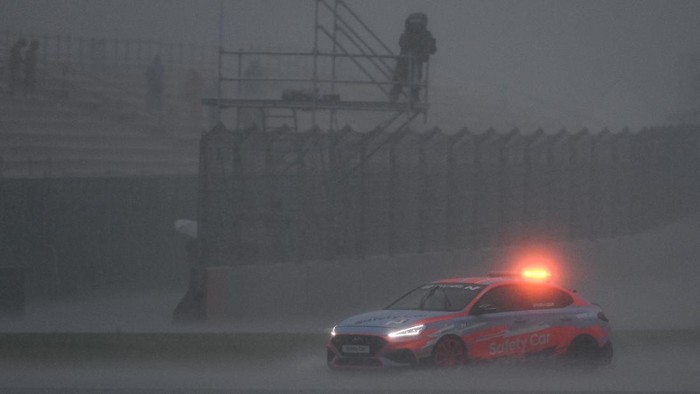 RACE 1 WORLDSBK DITUNDA Safety Car melakukan inspeksi lintasan saat hujan mengguyur Pertamina Mandalika International Street Circuit, Lombok Tengah, Nusa Tenggara Barat (NTB), Sabtu (20/11/2021). Race 1 WorldSBK resmi ditunda karena cuaca buruk dan akan digelar pada Minggu 21 November 2021 pukul 11.00 WITA. ANTARA FOTO/Sigid Kurniawan/foc.