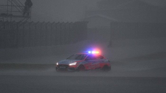 Safety Car melakukan inspeksi lintasan saat hujan mengguyur Pertamina Mandalika International Street Circuit, Lombok Tengah, Nusa Tenggara Barat (NTB), Sabtu (20/11/2021). Race 1 WorldSBK resmi ditunda karena cuaca buruk dan akan digelar pada Minggu 21 November 2021 pukul 11.00 WITA. ANTARA FOTO/Sigid Kurniawan/foc.
