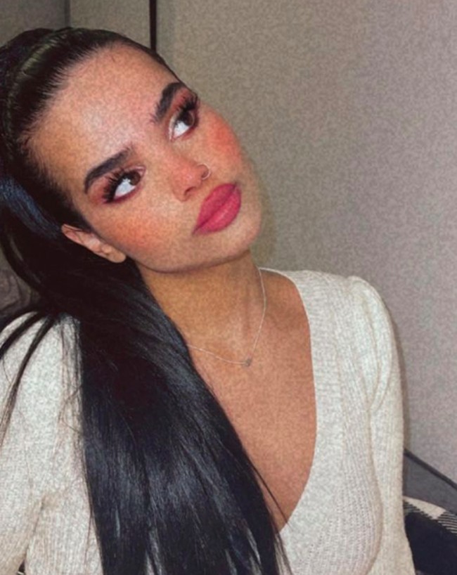 Rahaf pun memilih untuk keluar dari agama Islam. Kini dia mengaku menjalani hidup sebagai atheis. Rahaf menjadi influencer yang paling dibenci di Arab hingga menjadi buronan karena keputusannya itu. Foto: dok. Instagram